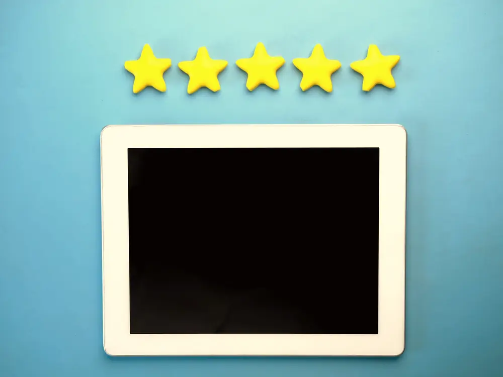 Five gold stars above a tablet, representing a five-star guest rating